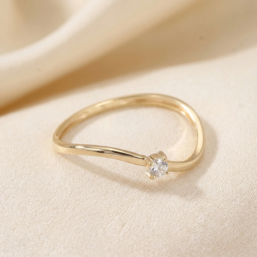 18Kt Yellow Gold Finger Ring with Lab Grown Diamond 18Kt Yellow Gold Finger Ring with Lab Grown Diamond