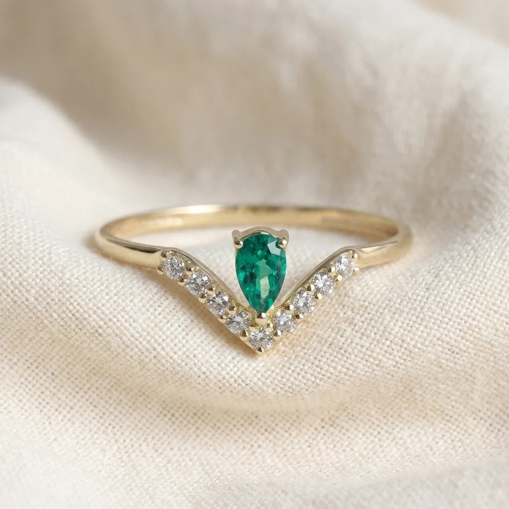 9 Kt Gold Ring with Lab Grown Diamond, Columbia Emerald 9 Kt Gold Ring with Lab Grown Diamond, Columbia Emerald