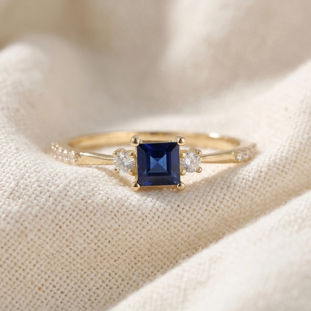 Lab Grown Diamond and Royal Blue Sapphire Gold Ring Lab Grown Diamond and Royal Blue Sapphire Gold Ring