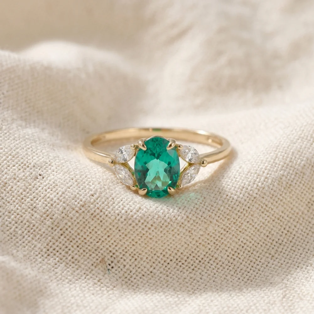 18Kt Gold Ring with Lab Grown Diamond and Columbia Emerald