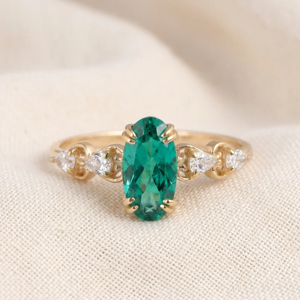 Lab Grown Diamond and Columbia Emerald Gemstone Gold Ring Lab Grown Diamond and Columbia Emerald Gemstone Gold Ring