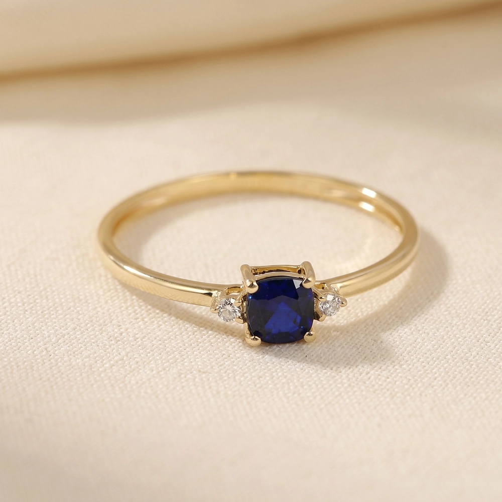 Yellow Gold Ring With Royal Blue Sapphire And Lab Diamond Yellow Gold Ring With Royal Blue Sapphire And Lab Diamond