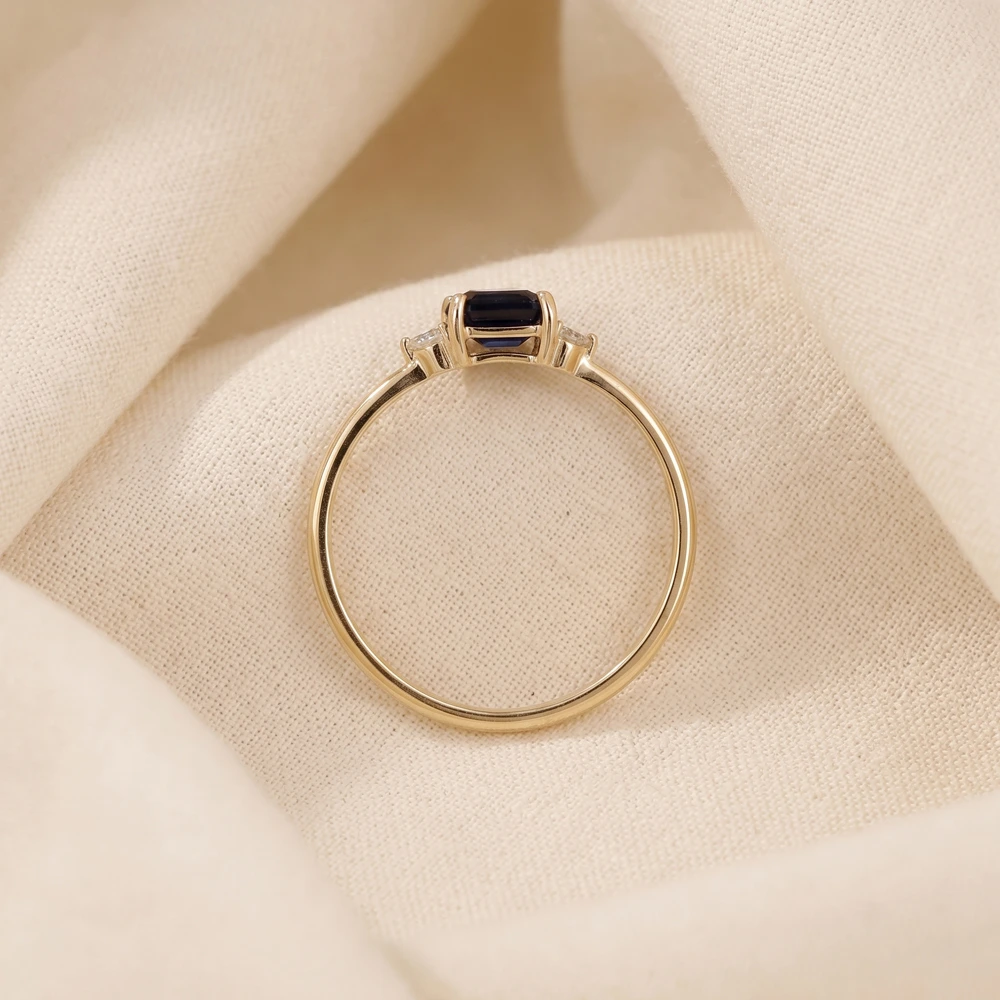Yellow Gold Ring With Royal Blue Sapphire And Diamond Yellow Gold Ring With Royal Blue Sapphire And Diamond