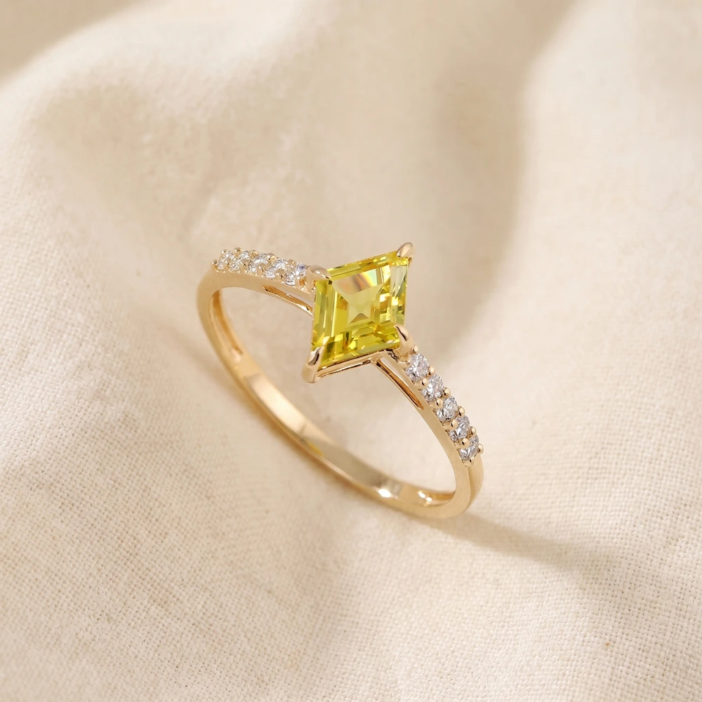 18Kt Gold Ring With Lab Grown Diamond And Yellow Sapphire 18Kt Gold Ring With Lab Grown Diamond And Yellow Sapphire