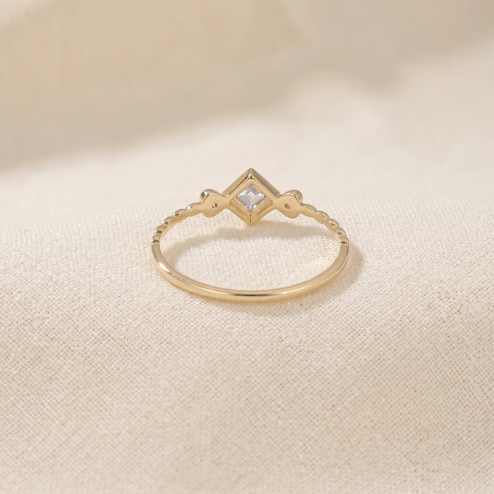 Handcrafted Aquamarine Gold Ring With Lab Grown Diamond Handcrafted Aquamarine Gold Ring With Lab Grown Diamond