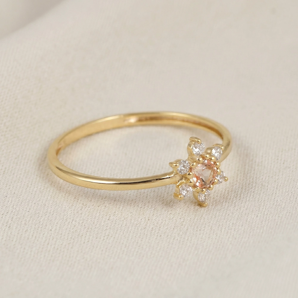 18Kt Yellow Gold Ring With Lab Grown Diamond And Morganite 18Kt Yellow Gold Ring With Lab Grown Diamond And Morganite