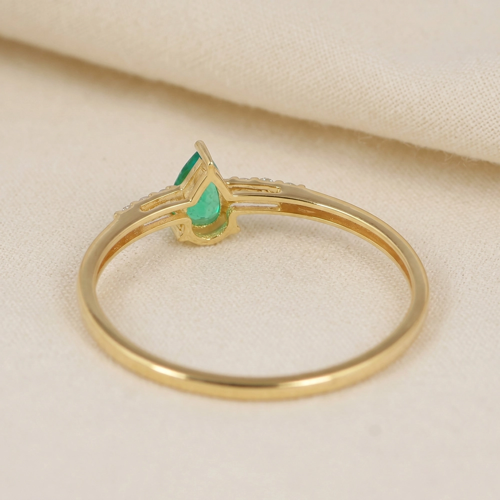 9Kt Yellow Gold Ring With Columbia Emerald And Lab Diamond 9Kt Yellow Gold Ring With Columbia Emerald And Lab Diamond