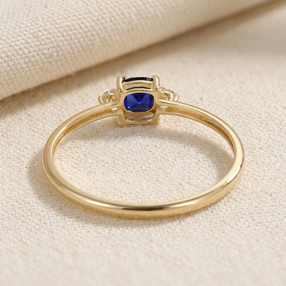 Yellow Gold Ring With Royal Blue Sapphire And Lab Diamond Yellow Gold Ring With Royal Blue Sapphire And Lab Diamond
