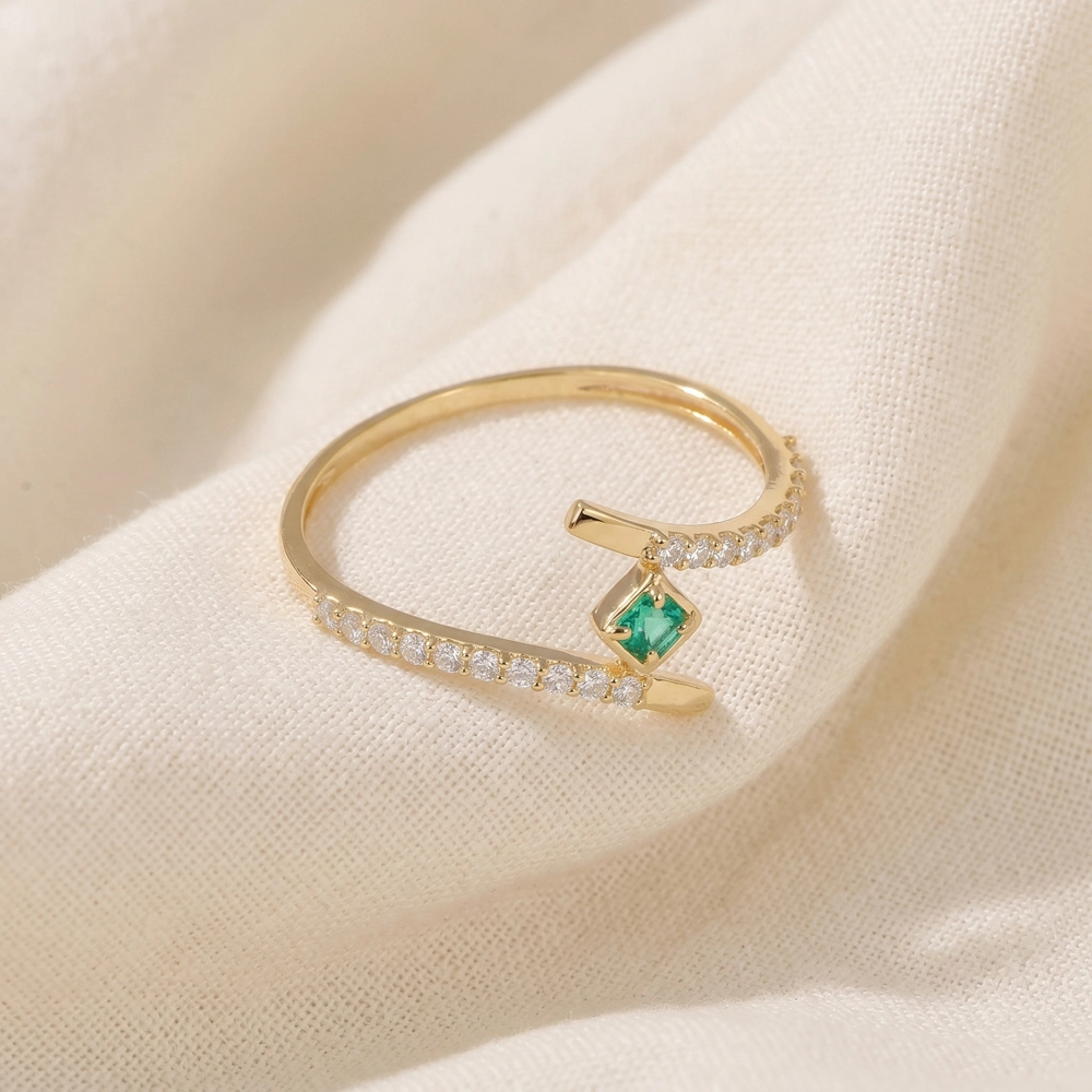 9Kt Gold Ring With Lab Grown Diamond And Columbia Emerald 9Kt Gold Ring With Lab Grown Diamond And Columbia Emerald