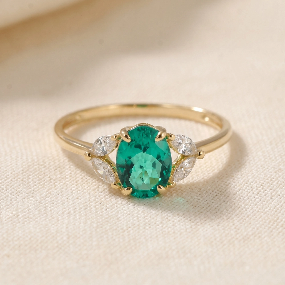 18Kt Gold Ring With Lab Grown Diamond And Columbia Emerald