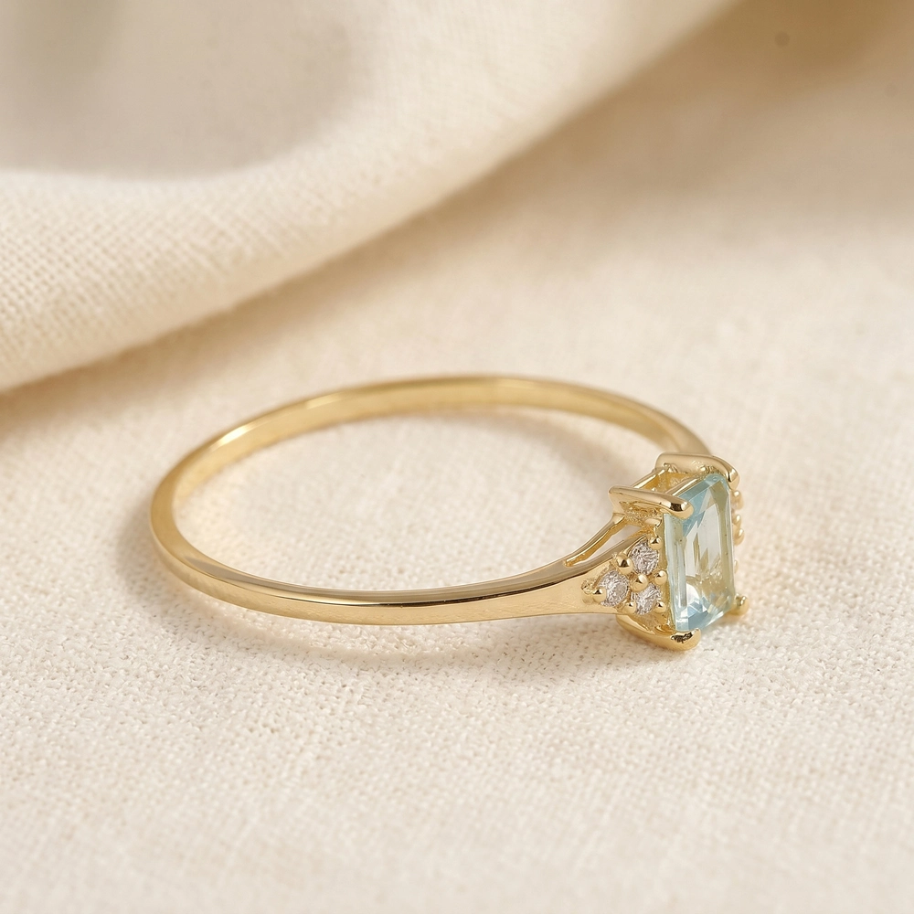 Sustainable Aquamarine Gold Ring With Lab Grown Diamond Sustainable Aquamarine Gold Ring With Lab Grown Diamond