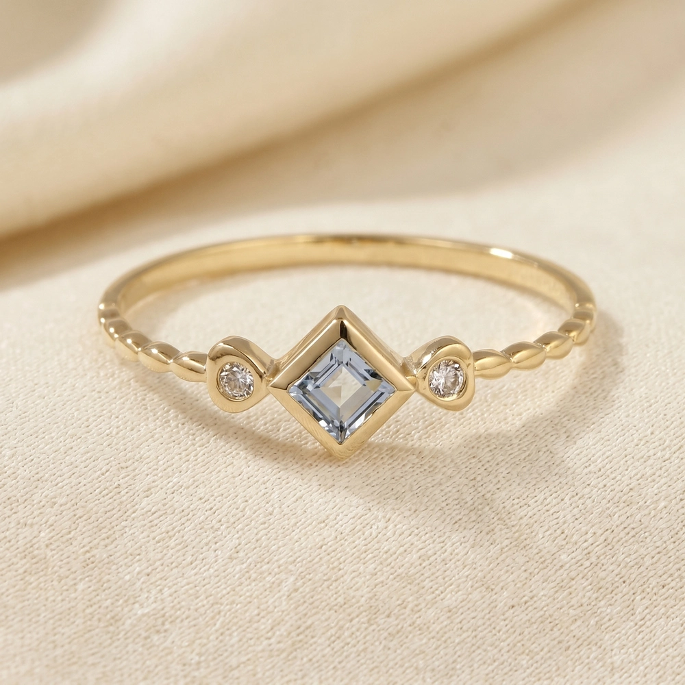 Handcrafted Aquamarine Gold Ring With Lab Grown Diamond Handcrafted Aquamarine Gold Ring With Lab Grown Diamond