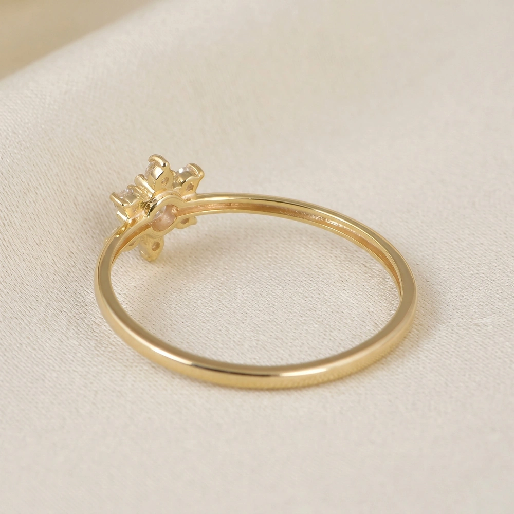 18Kt Yellow Gold Ring With Lab Grown Diamond And Morganite 18Kt Yellow Gold Ring With Lab Grown Diamond And Morganite