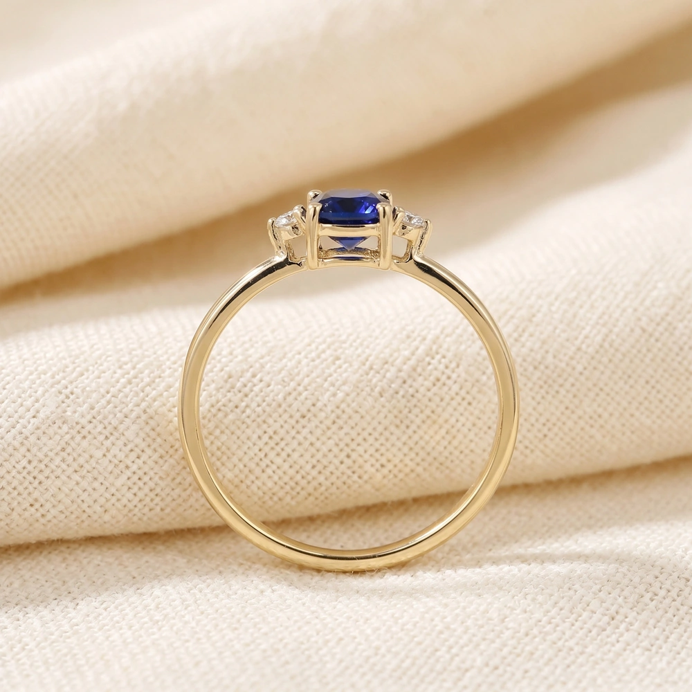 Yellow Gold Ring With Royal Blue Sapphire And Lab Diamond Yellow Gold Ring With Royal Blue Sapphire And Lab Diamond