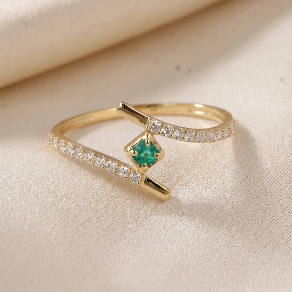 9Kt Gold Ring With Lab Grown Diamond And Columbia Emerald 9Kt Gold Ring With Lab Grown Diamond And Columbia Emerald