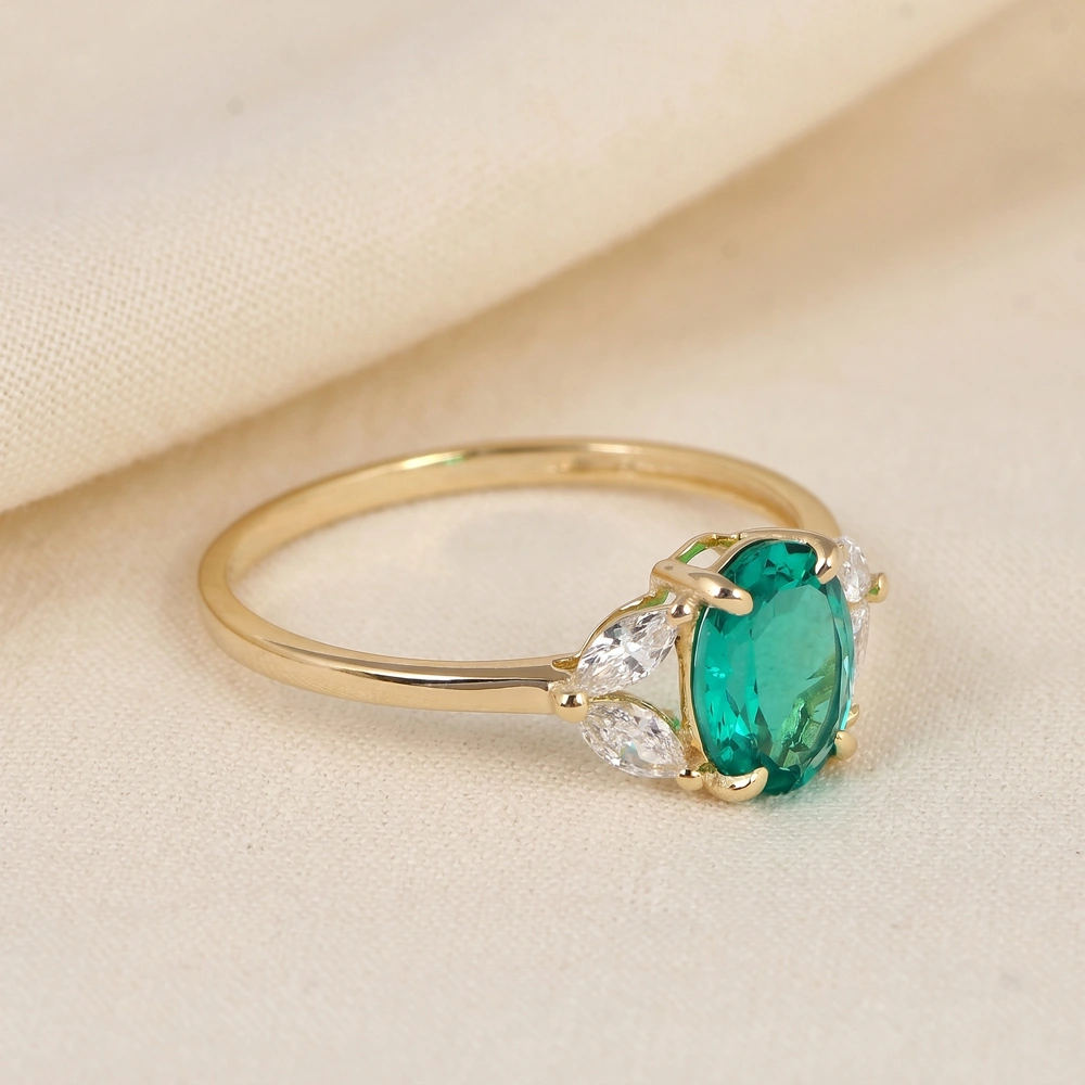18Kt Gold Ring With Lab Grown Diamond And Columbia Emerald