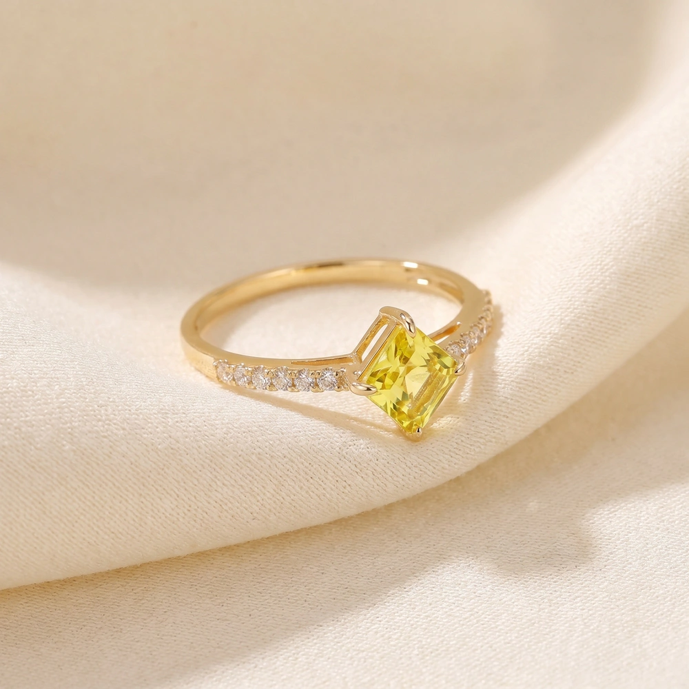 18Kt Gold Ring With Lab Grown Diamond And Yellow Sapphire 18Kt Gold Ring With Lab Grown Diamond And Yellow Sapphire