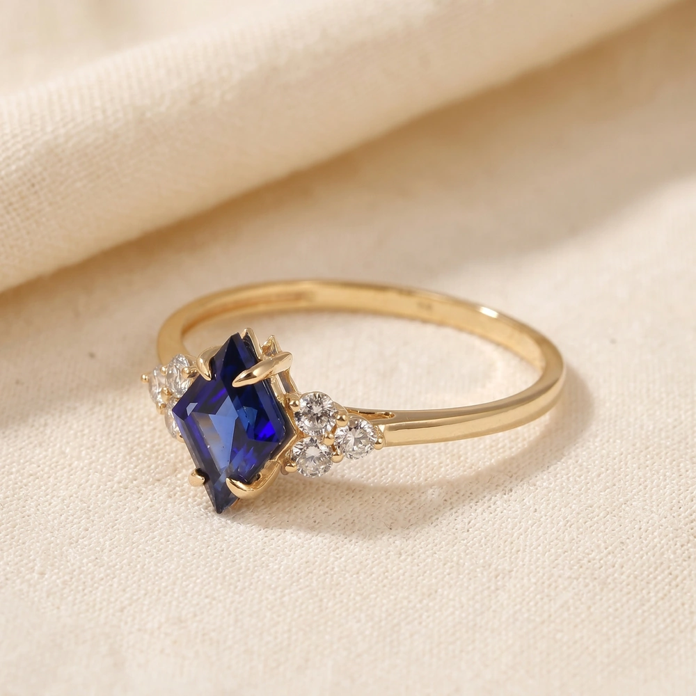 18Kt Gold Ring Lab Grown Diamond And Blue Sapphire 18Kt Gold Ring Lab Grown Diamond And Blue Sapphire
