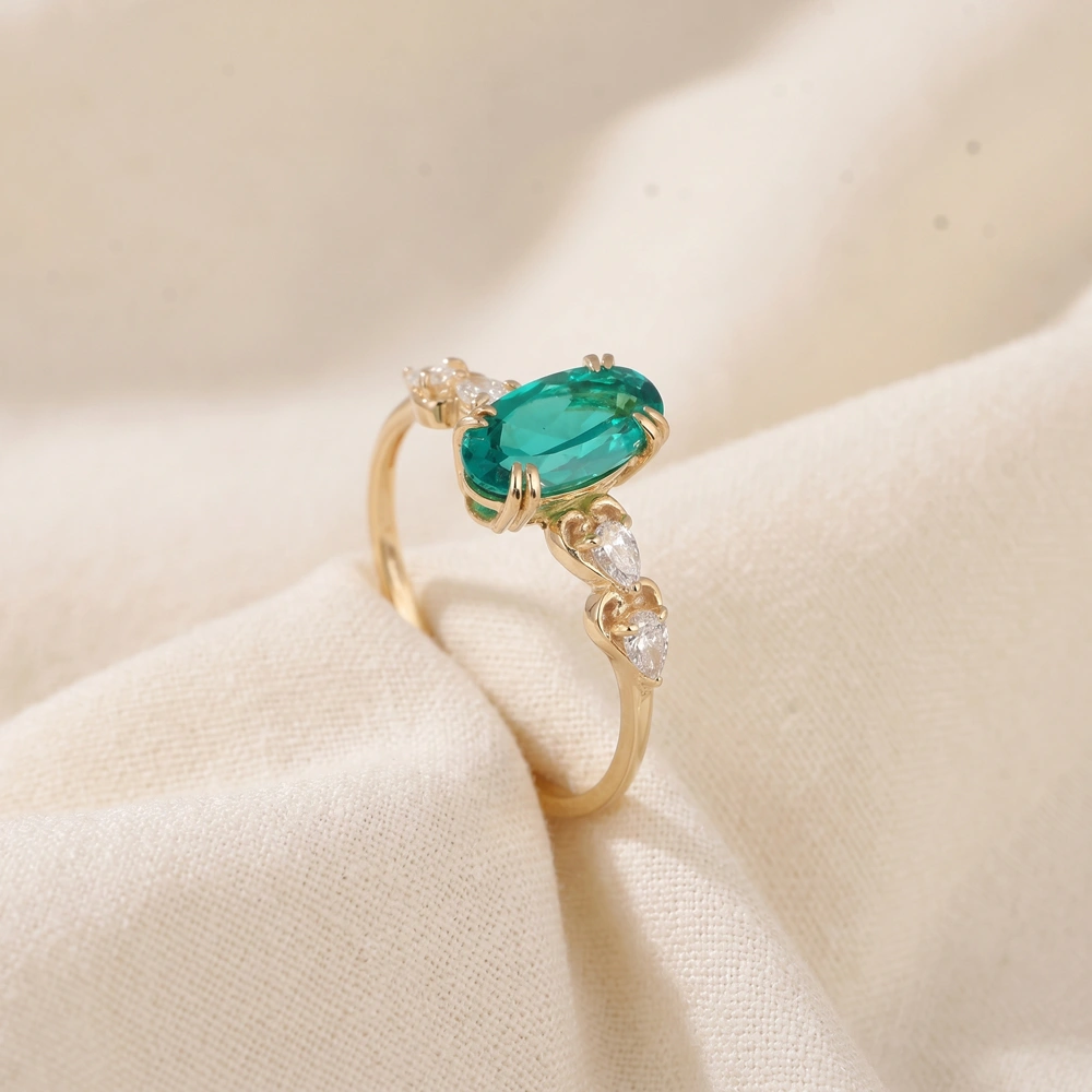 Lab Grown Diamond And Columbia Emerald Gemstone Gold Ring Lab Grown Diamond And Columbia Emerald Gemstone Gold Ring
