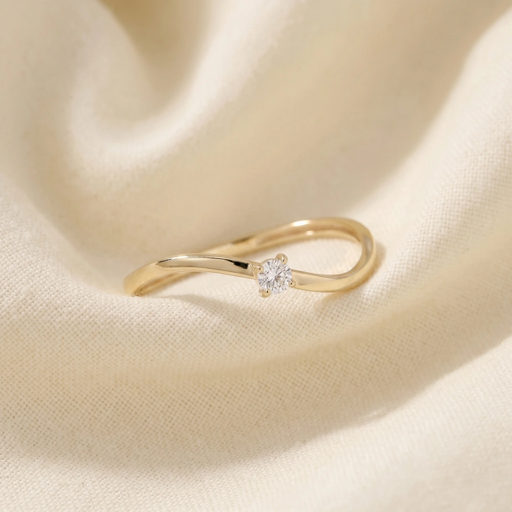 18Kt Yellow Gold Finger Ring With Lab Grown Diamond 18Kt Yellow Gold Finger Ring With Lab Grown Diamond
