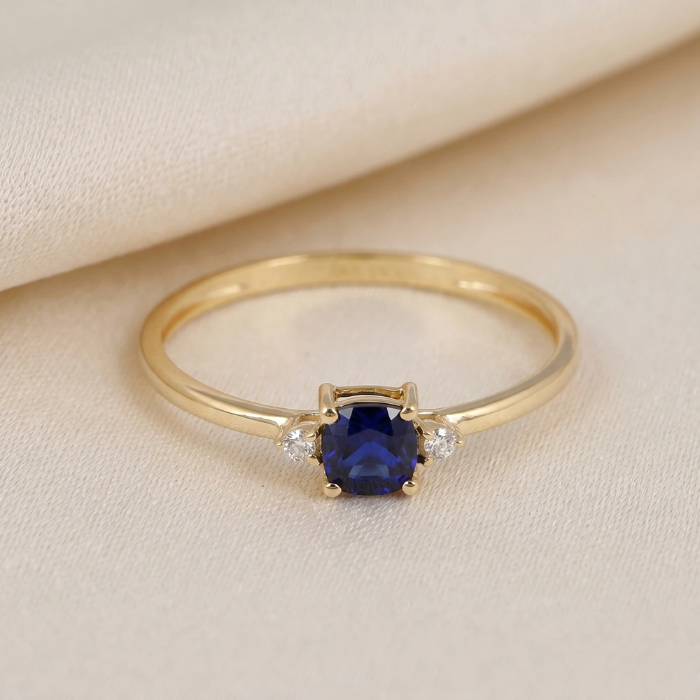 Yellow Gold Ring With Royal Blue Sapphire And Lab Diamond Yellow Gold Ring With Royal Blue Sapphire And Lab Diamond