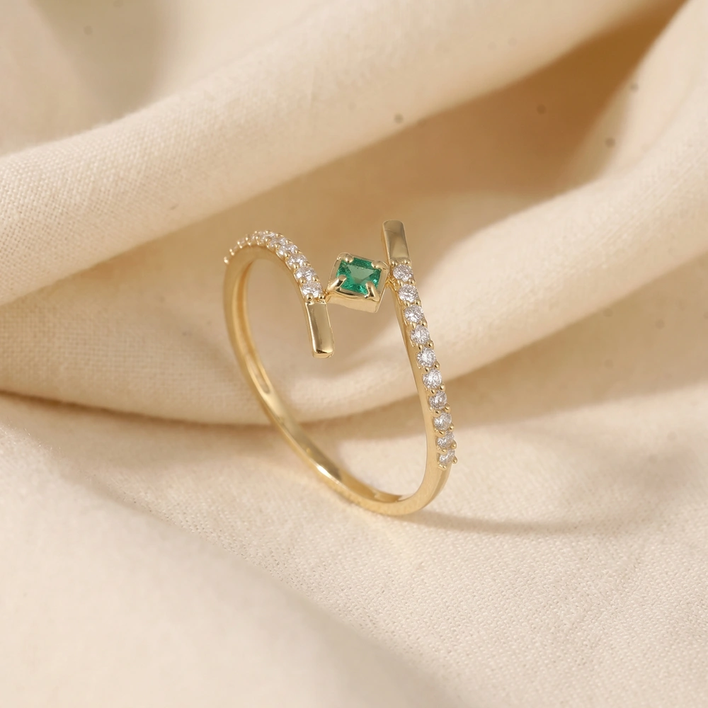 9Kt Gold Ring With Lab Grown Diamond And Columbia Emerald 9Kt Gold Ring With Lab Grown Diamond And Columbia Emerald