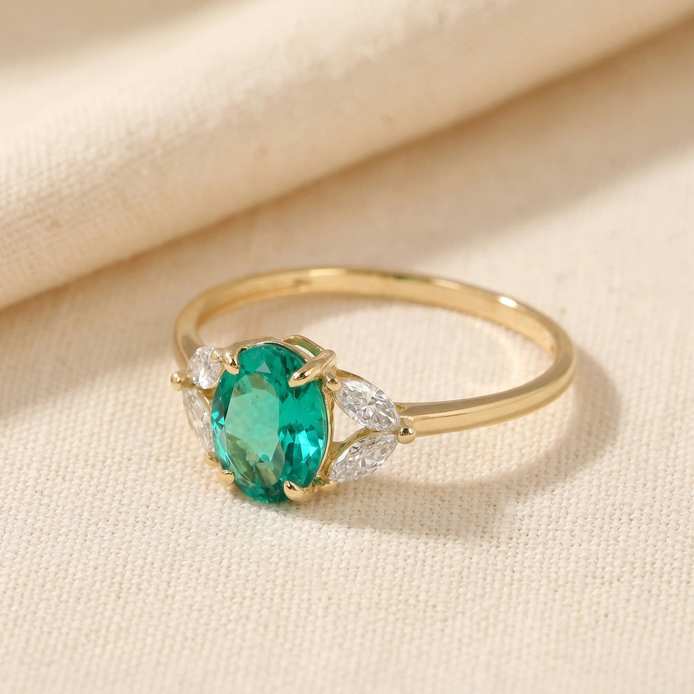 18Kt Gold Ring With Lab Grown Diamond And Columbia Emerald