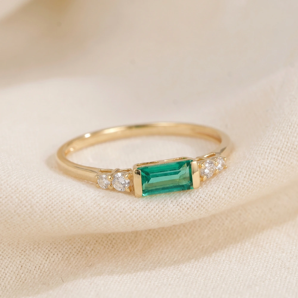 Lab Grown Diamond, Columbia Emerald Handcrafted Gold Ring Lab Grown Diamond, Columbia Emerald Handcrafted Gold Ring
