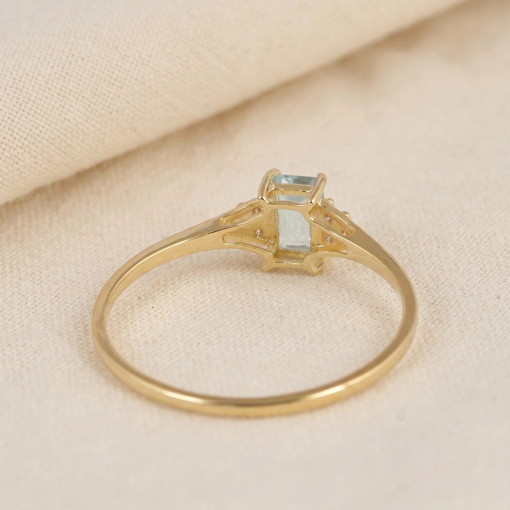 Sustainable Aquamarine Gold Ring With Lab Grown Diamond Sustainable Aquamarine Gold Ring With Lab Grown Diamond