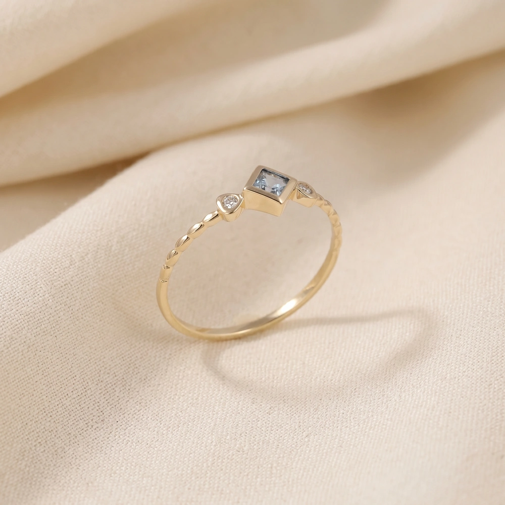 Handcrafted Aquamarine Gold Ring With Lab Grown Diamond Handcrafted Aquamarine Gold Ring With Lab Grown Diamond