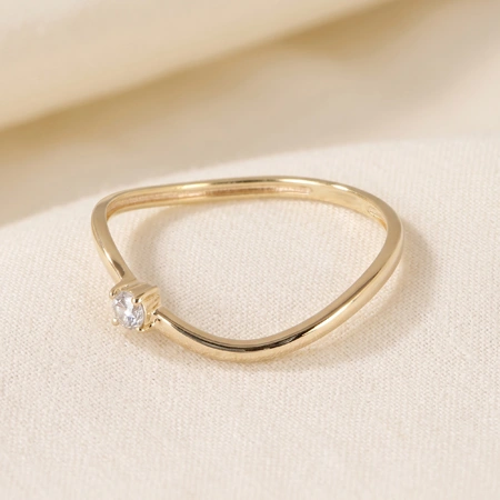 18Kt Yellow Gold Finger Ring With Lab Grown Diamond 18Kt Yellow Gold Finger Ring With Lab Grown Diamond