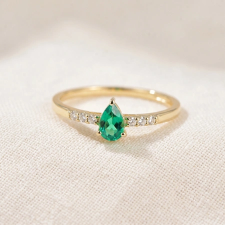 9Kt Yellow Gold Ring With Columbia Emerald And Lab Diamond 9Kt Yellow Gold Ring With Columbia Emerald And Lab Diamond