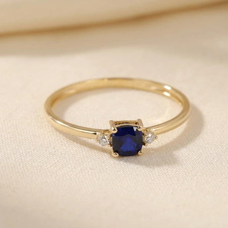 Yellow Gold Ring With Royal Blue Sapphire And Lab Diamond Yellow Gold Ring With Royal Blue Sapphire And Lab Diamond