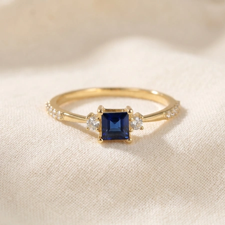 Lab Grown Diamond And Royal Blue Sapphire Gold Ring Lab Grown Diamond And Royal Blue Sapphire Gold Ring