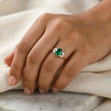 18Kt Gold Ring With Lab Grown Diamond And Columbia Emerald