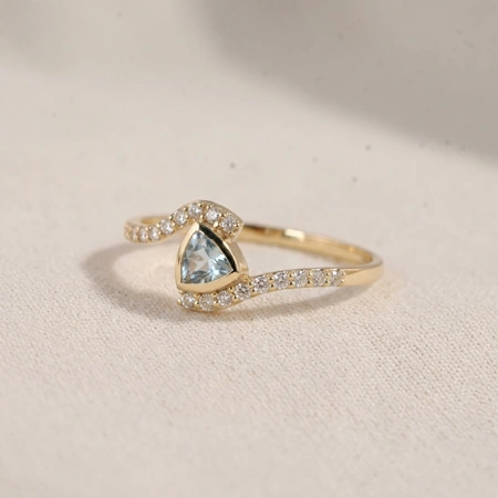 Handcrafted Aquamarine 9Kt Yellow Gold Ring Lab Diamond
