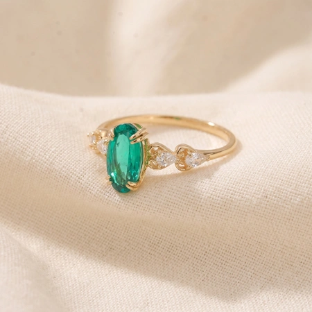 Lab Grown Diamond And Columbia Emerald Gemstone Gold Ring Lab Grown Diamond And Columbia Emerald Gemstone Gold Ring